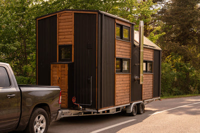 Casă minusculă complet în afara rețelei, cu sobă pe lemne și rezervor de apă curată