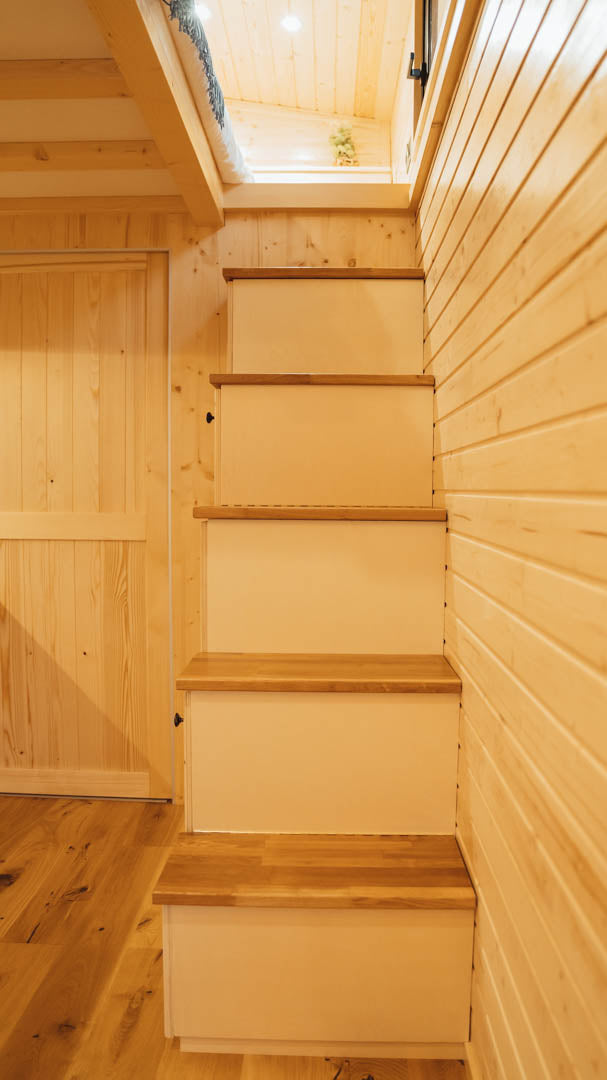 Fully Off Grid Tiny House with Wood Stove and Clean Water Tank